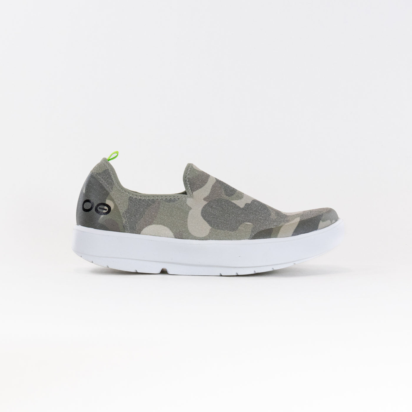 Women's OOFOS OOmg EeZee, White/Green Camo, 8.5 B Medium